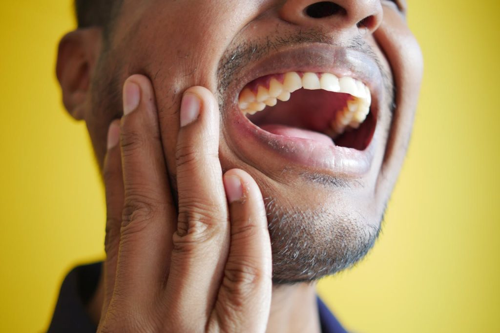 כאבים במפרק הלסת (TMJ) – כשכל תנועה הופכת למאמץ