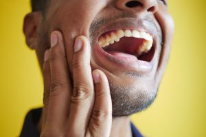 כאבים במפרק הלסת (TMJ) – כשכל תנועה הופכת למאמץ