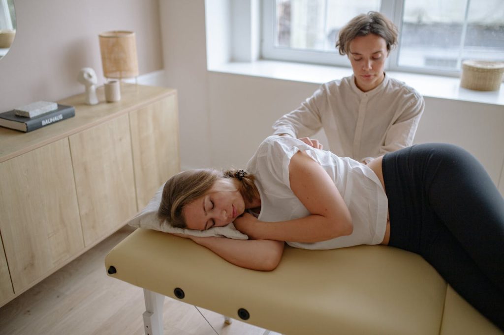 אוסטאופת בפתח תקווה – שיקום פציעות, הקלה בכאבים וטיפול בשורש הבעיה